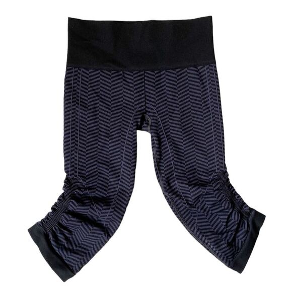 Lululemon in the Flow Crop Leggings Blue Black Chevron Cinch Activewear Athletic - Picture 1 of 6